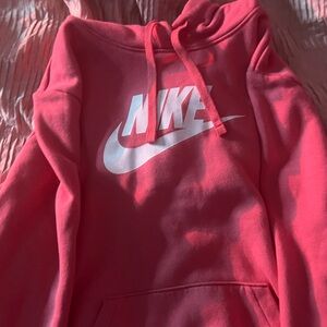 Nike Sportswear Club Fleece
Women's Logo Pullover Hoodie